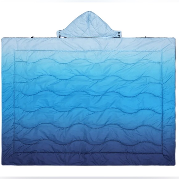 Below Zero Wearable Blue Blanket Water Resistant Reverses to Cozy Plush Flannel - Picture 2 of 5